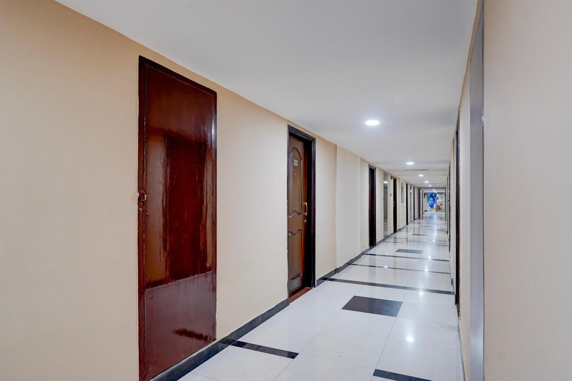 Super Townhouse Koyambedu Hotel เชนไน ภายนอก รูปภาพ
