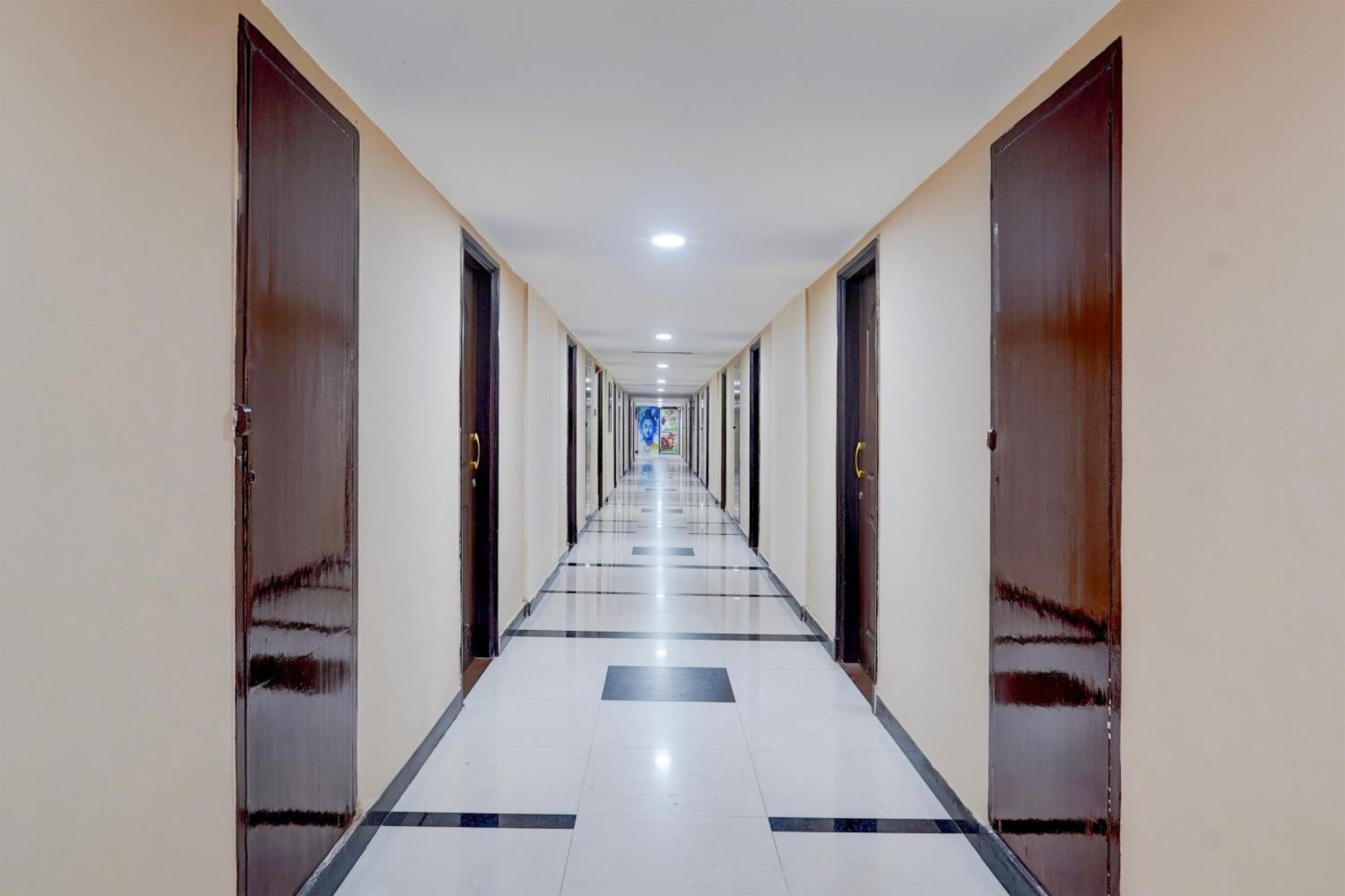 Super Townhouse Koyambedu Hotel เชนไน ภายนอก รูปภาพ