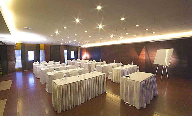 Super Townhouse Koyambedu Hotel เชนไน ภายนอก รูปภาพ